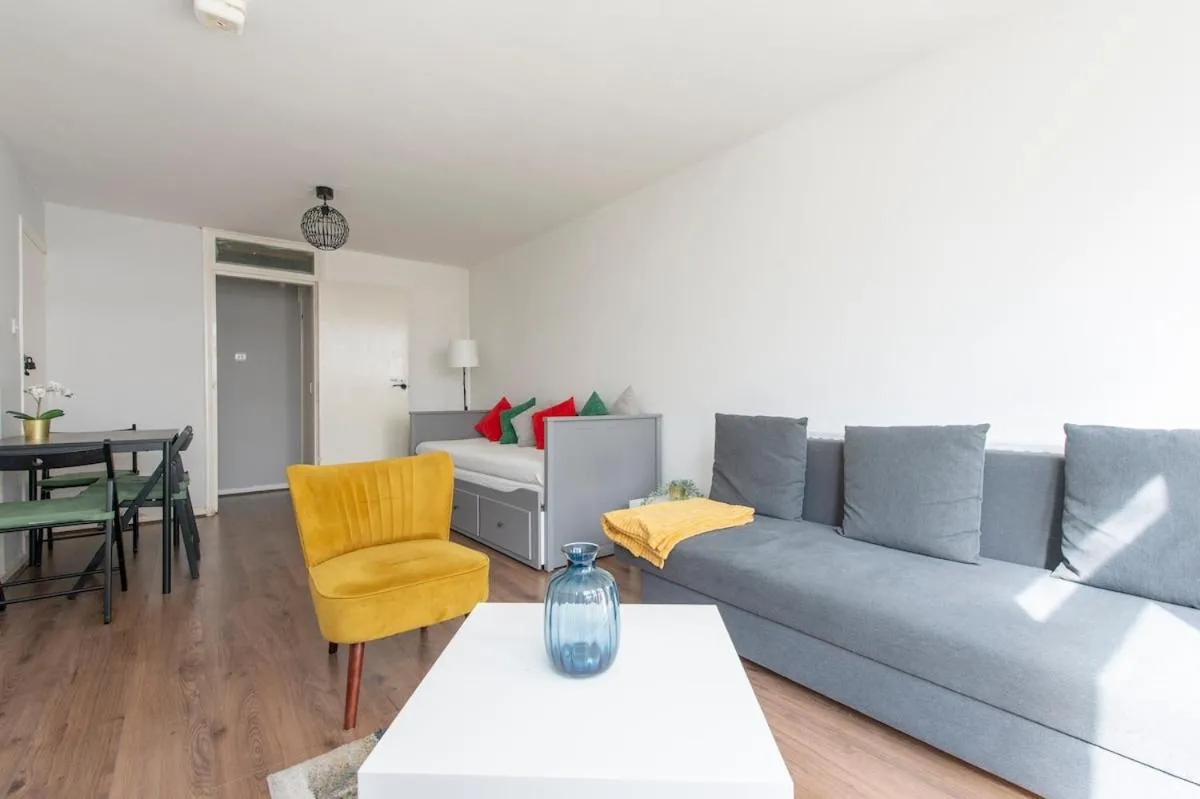 Image 4 of Lovely 2-bed 20 mins to central London
