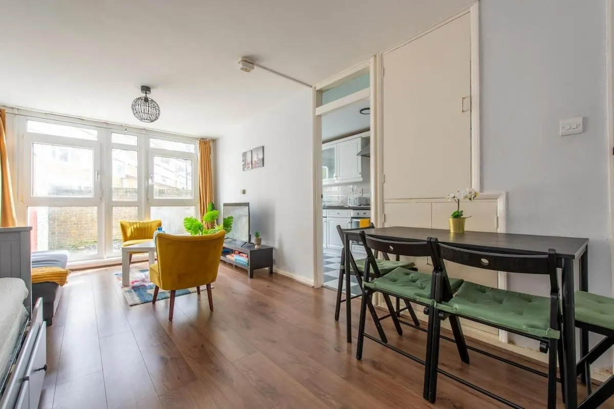 Image 5 of Lovely 2-bed 20 mins to central London