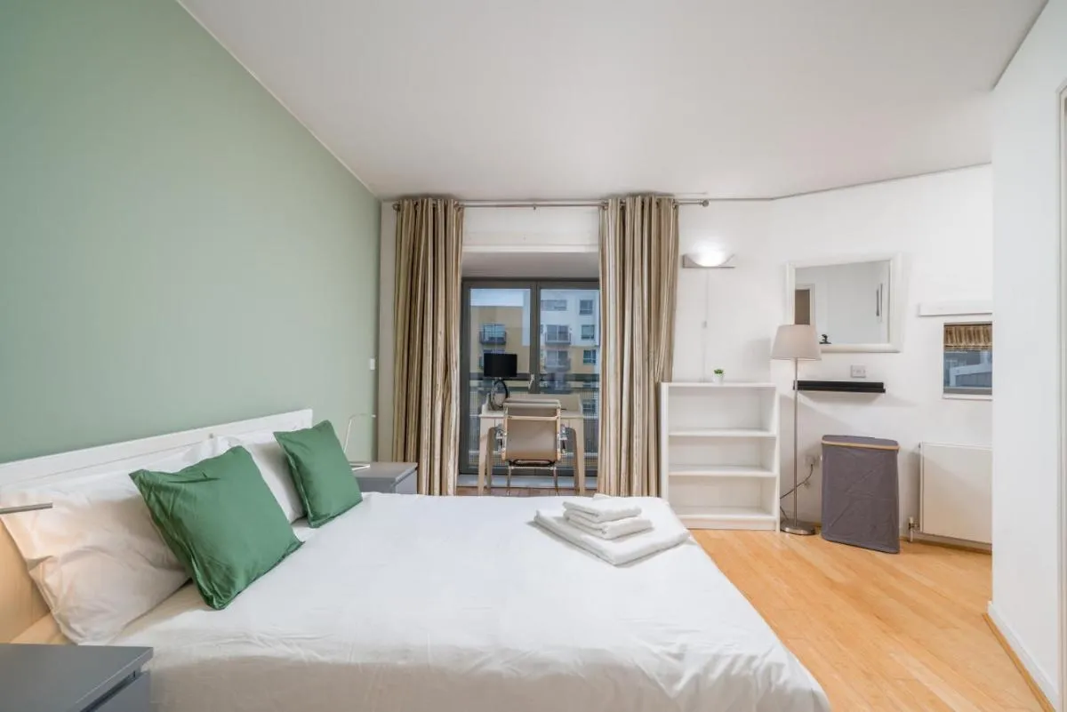 Image 4 of Lovely 3BD Flat, Parking, sleeps SIX close to O2