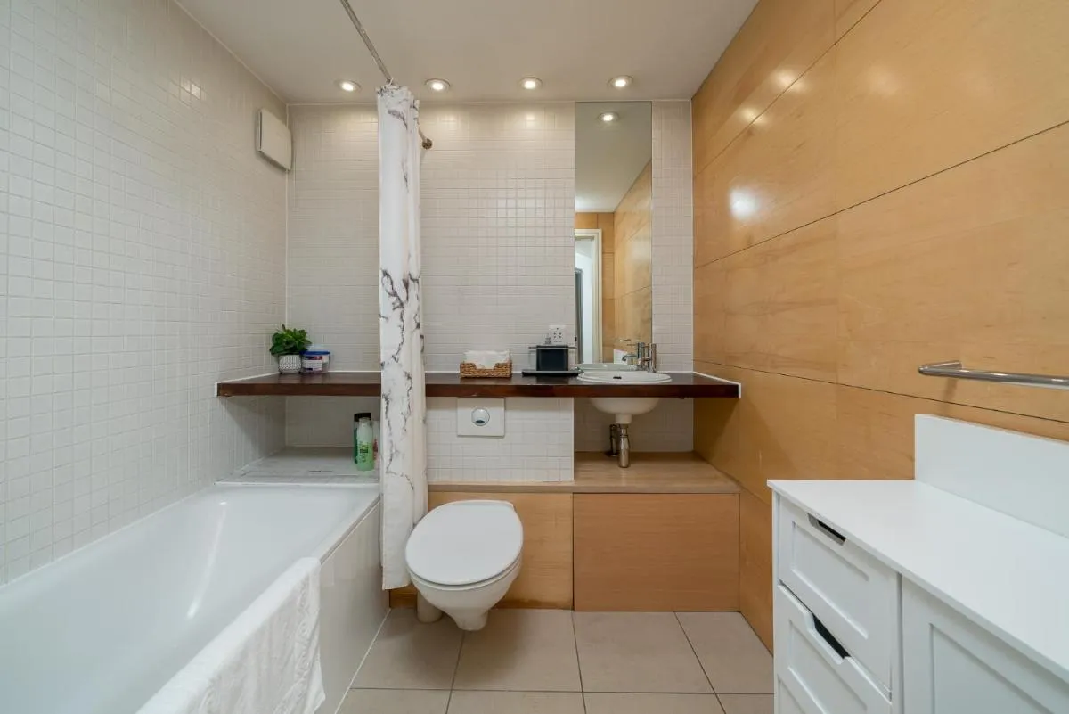 Image 3 of Lovely 3BD Flat, Parking, sleeps SIX close to O2
