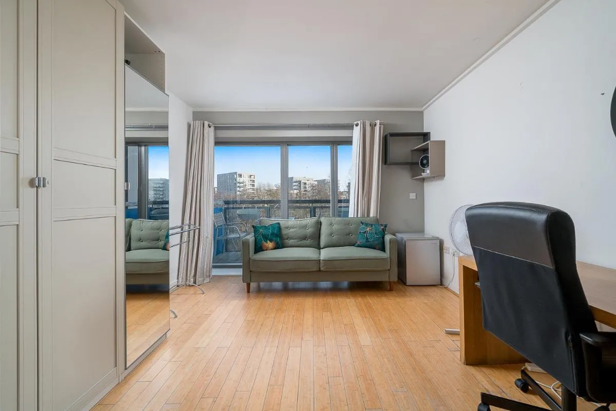 Image 5 of Lovely 3BD Flat, Parking, sleeps SIX close to O2