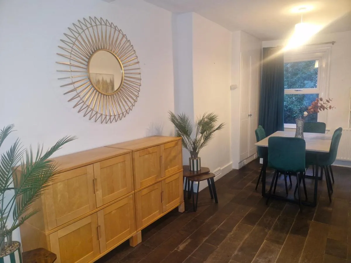 Image 4 of Lovely 3 Bed Wimbledon & Garden