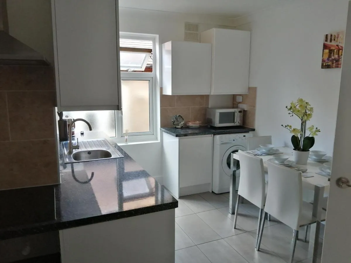 Image 4 of Lovely 3 Bedrooms Flat Near Romford Station With Free Parking