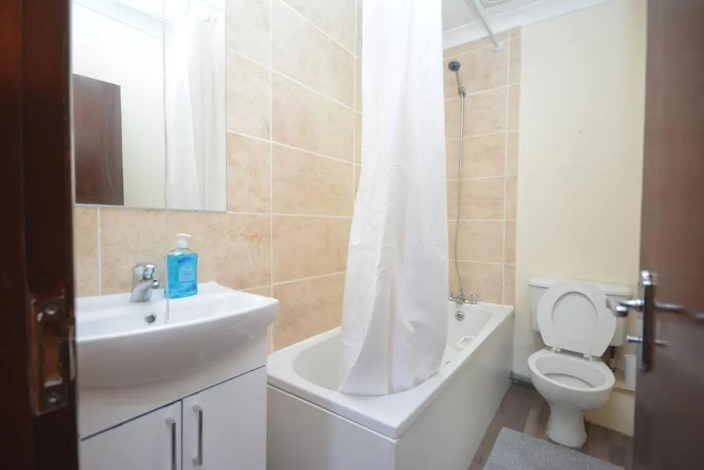 Image 3 of Lovely 3bedroom Apartment London