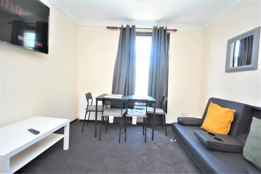 Image 5 of Lovely 3bedroom Apartment London