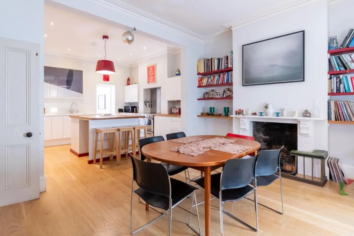 Image 3 of Lovely 4-Bedroom House near Portobello