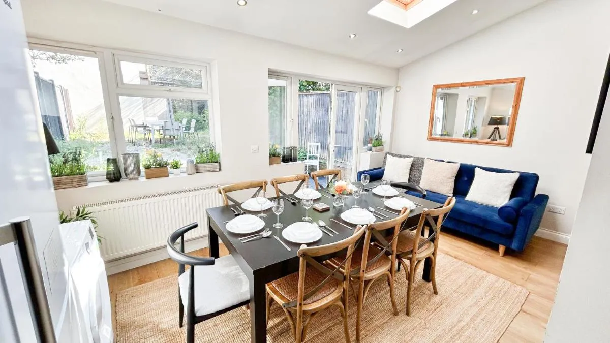 Image 3 of Lovely 4-Bedroom Kilburn Flat with Garden and Parking near Hampstead Heath, Abbey Road