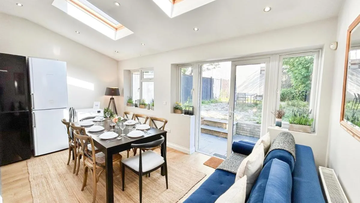Image 4 of Lovely 4-Bedroom Kilburn Flat with Garden and Parking near Hampstead Heath, Abbey Road