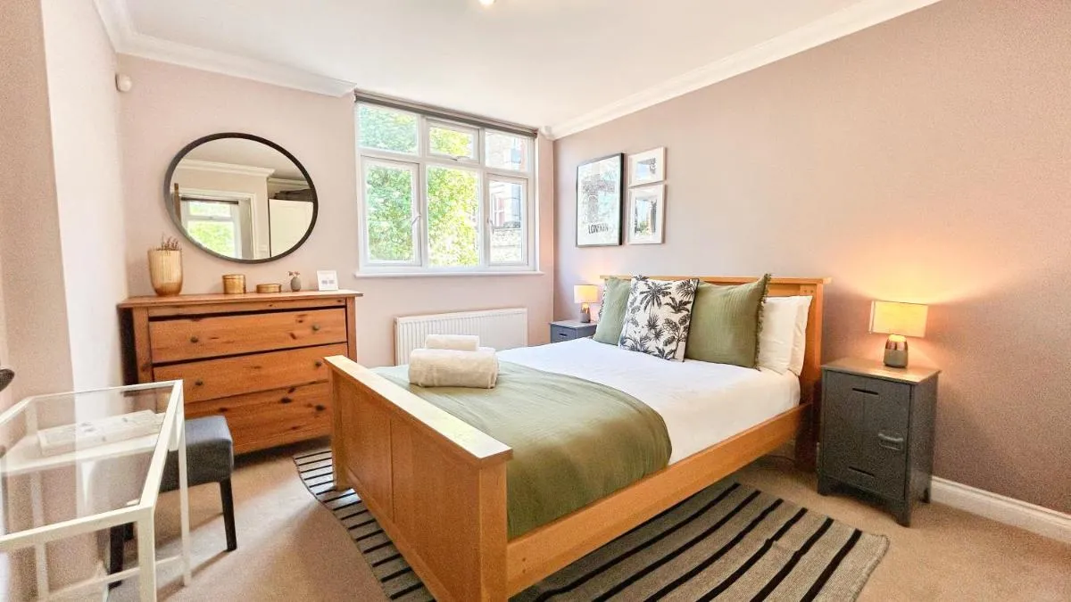 Image 5 of Lovely 4-Bedroom Kilburn Flat with Garden and Parking near Hampstead Heath, Abbey Road