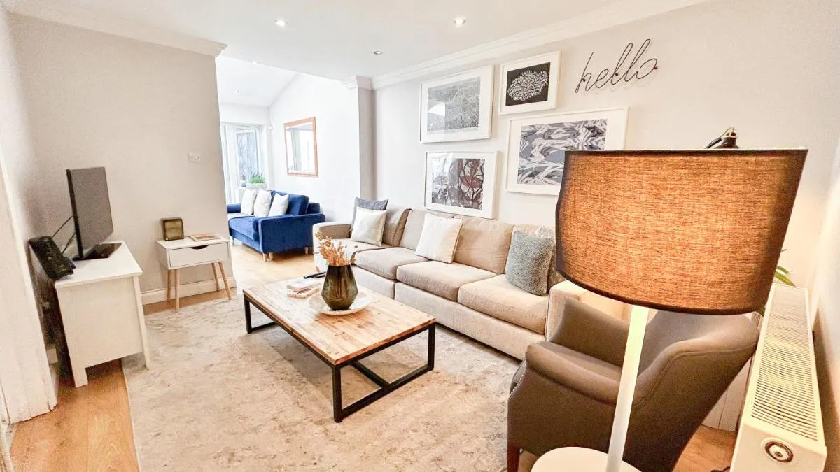 Image 2 of Lovely 4-Bedroom Kilburn Flat with Garden and Parking near Hampstead Heath, Abbey Road