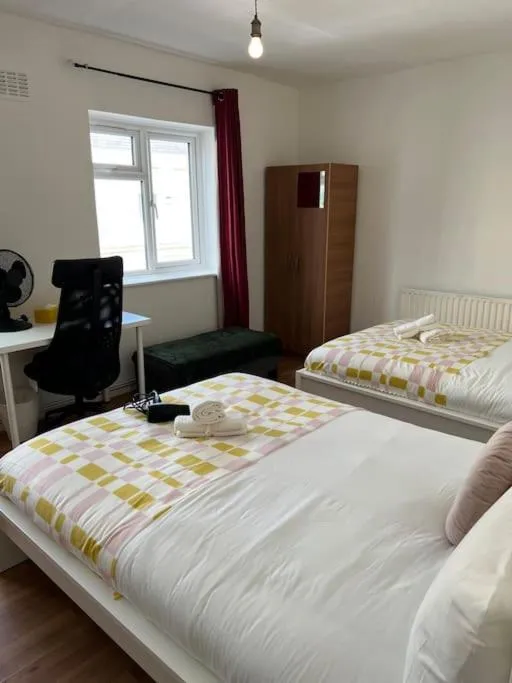 Image 4 of Lovely 4 Bedroom Spacious House in Camden Town-Central London