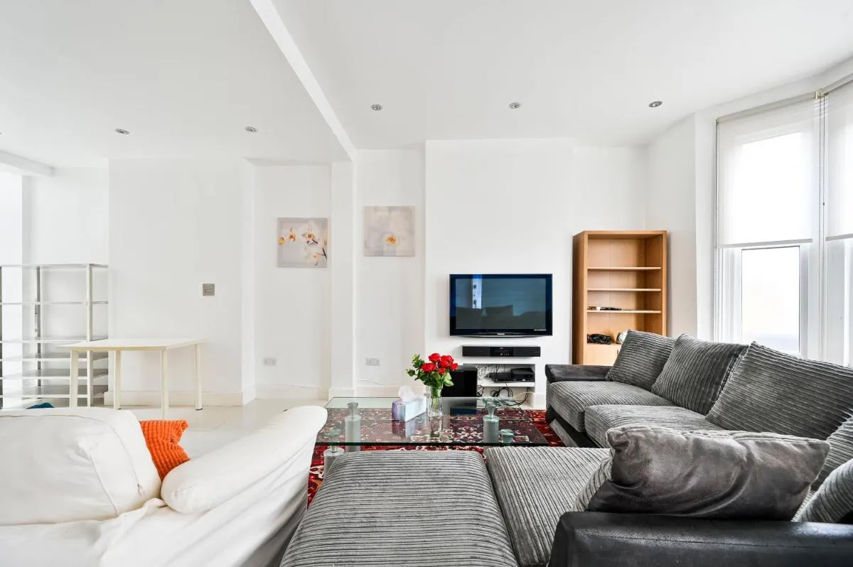 Image 5 of Lovely 4 Bedrooms Entire House In Hammersmith
