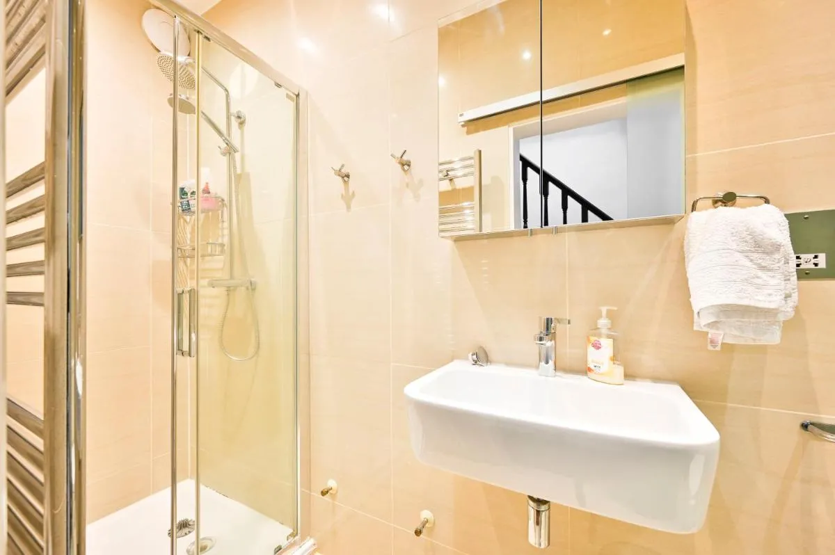 Image 3 of Lovely 4 Bedrooms Entire House In Hammersmith