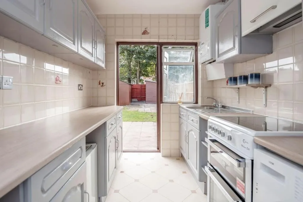 Image 4 of Lovely 4 Bedrooms House Near Romford Station With Parking