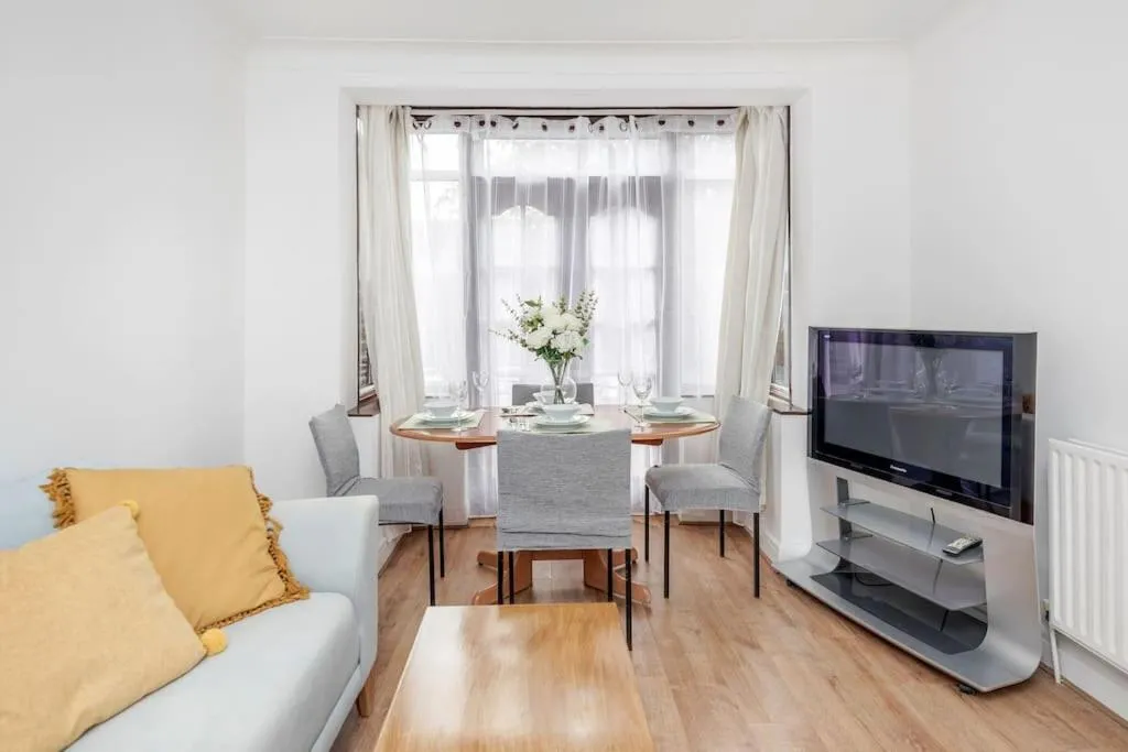 Image 5 of Lovely 4 Bedrooms House Near Romford Station With Parking