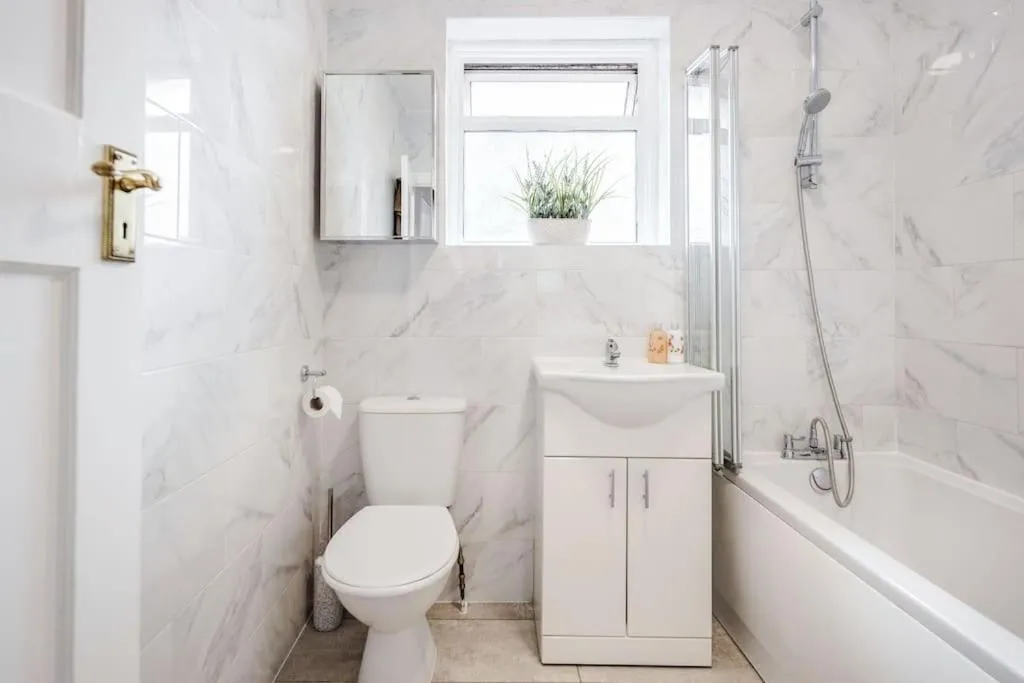 Image 3 of Lovely 4 Bedrooms House Near Romford Station With Parking