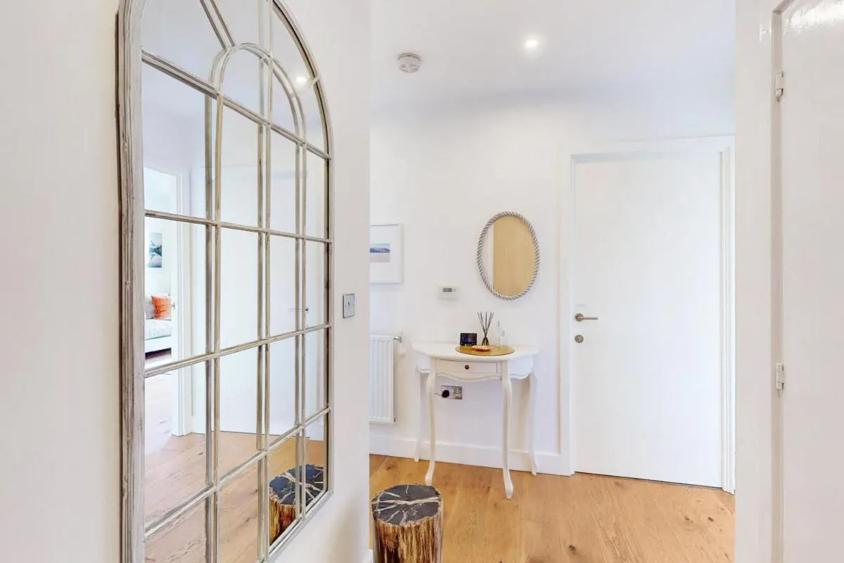 Image 3 of Lovely Apartment with Balcony – 3 min to Station