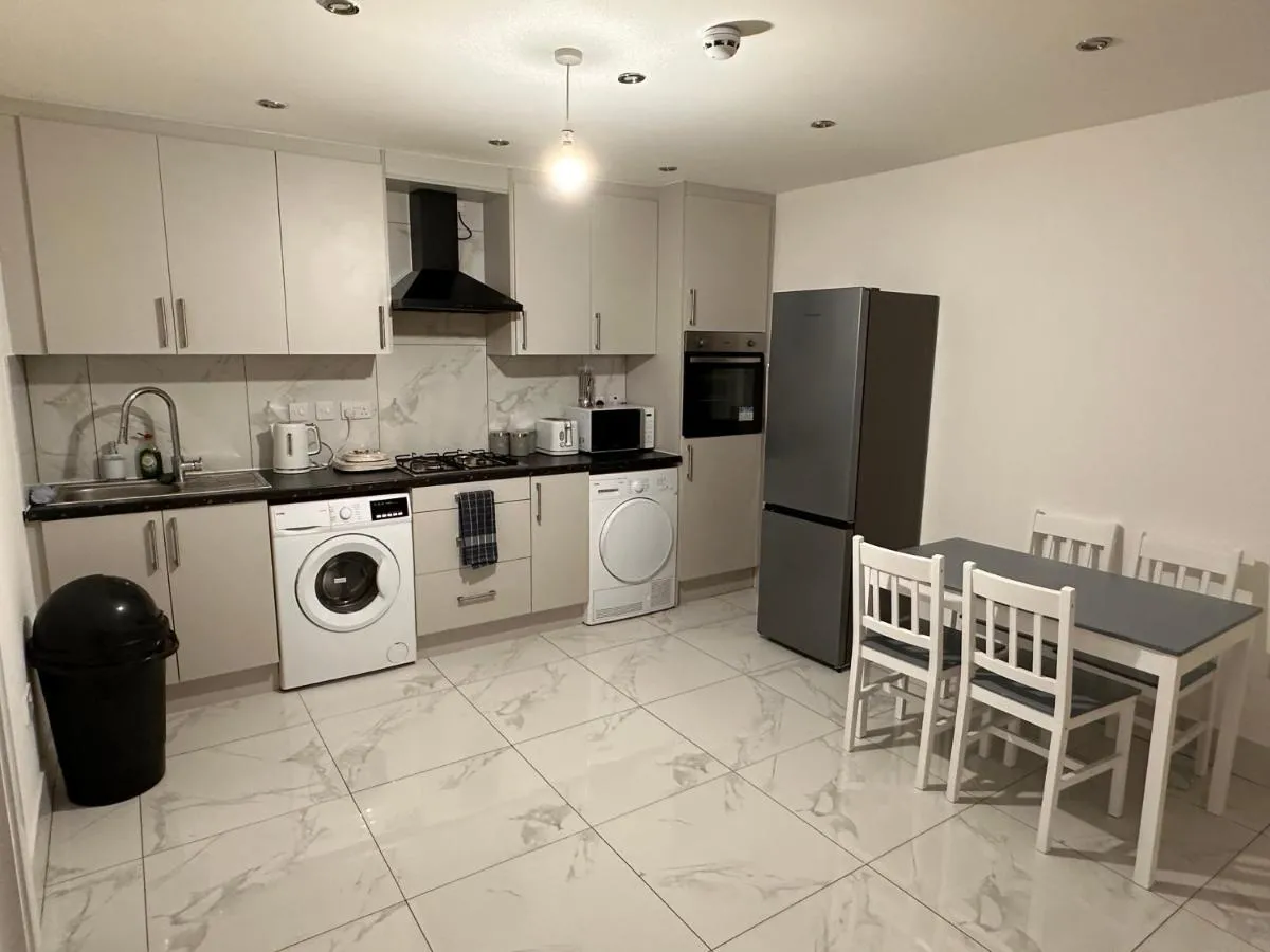 Image 3 of Lovely Hillingdon Family Holiday Home – 6 bedrooms