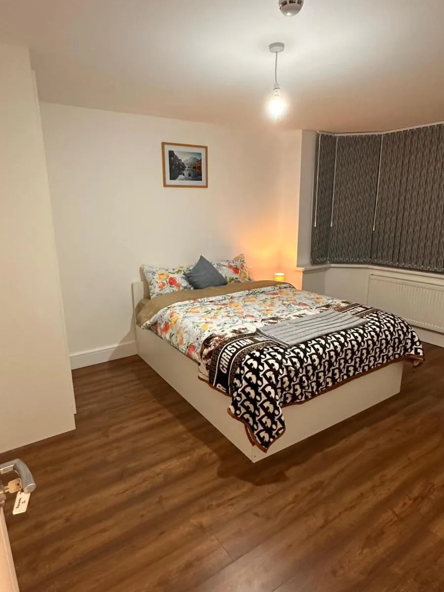 Image 4 of Lovely Hillingdon Family Holiday Home – 6 bedrooms