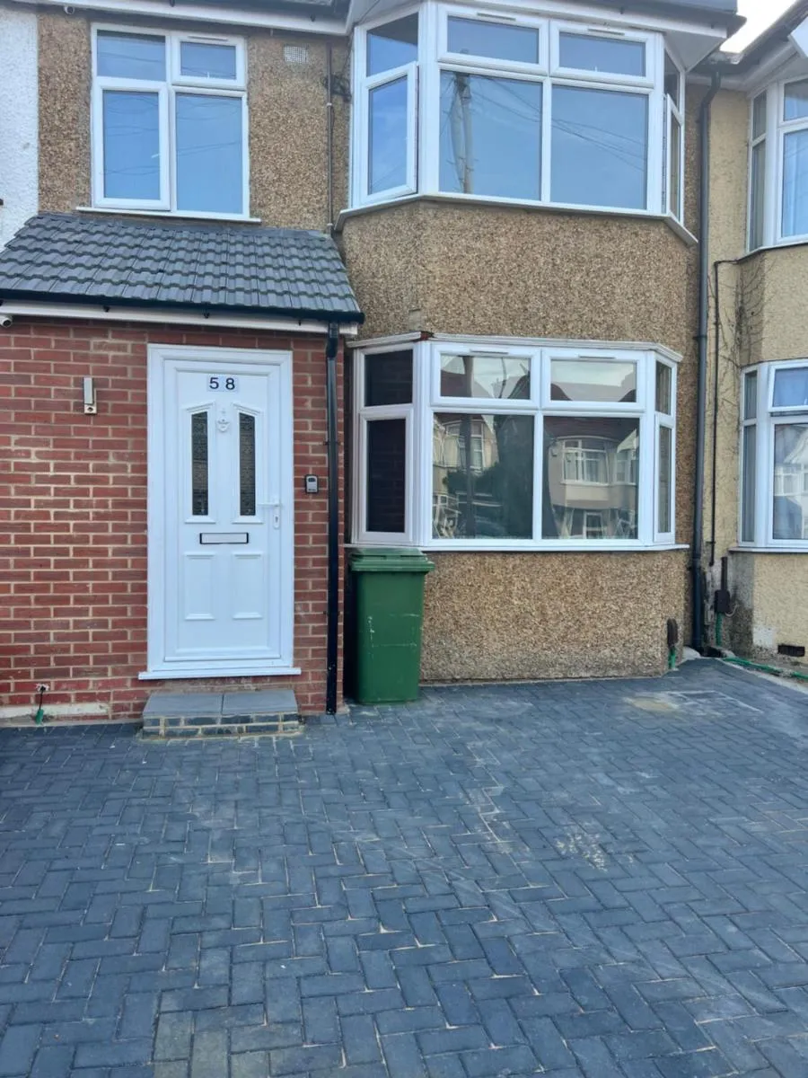 Image 5 of Lovely Hillingdon Family Holiday Home – 6 bedrooms