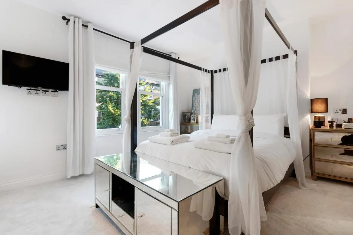 Image 3 of Lovely Newly-Renovated 3 Bedroom Apartment in Fulham