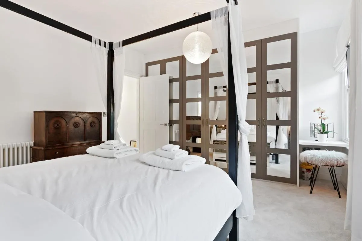 Image 4 of Lovely Newly-Renovated 3 Bedroom Apartment in Fulham