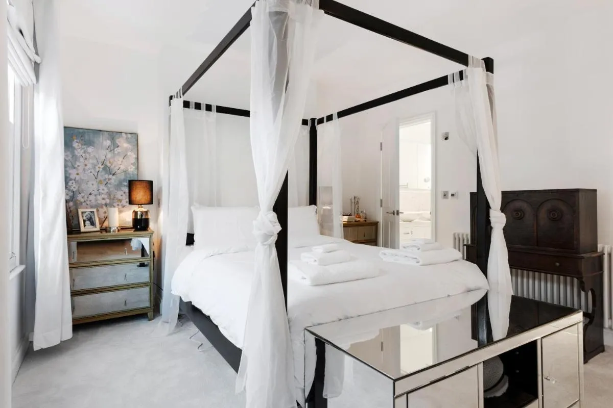 Image 5 of Lovely Newly-Renovated 3 Bedroom Apartment in Fulham