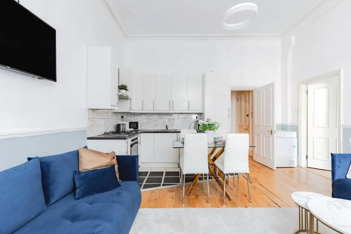 Image 3 of Lovely & Spacious 2 Bedr 2 Bath Earls Court
