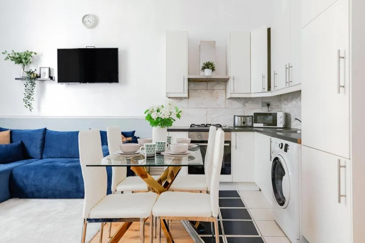 Image 4 of Lovely & Spacious 2 Bedr 2 Bath Earls Court