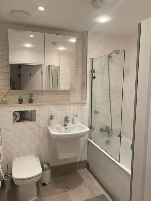 Image 5 of Lovely and spacious Wimbledon Flat