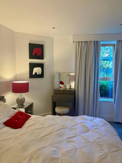 Image 4 of Lovely and spacious Wimbledon Flat