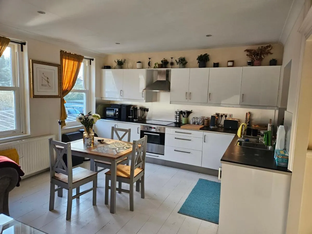 Image 4 of Lovely apartment in Barnes and garage