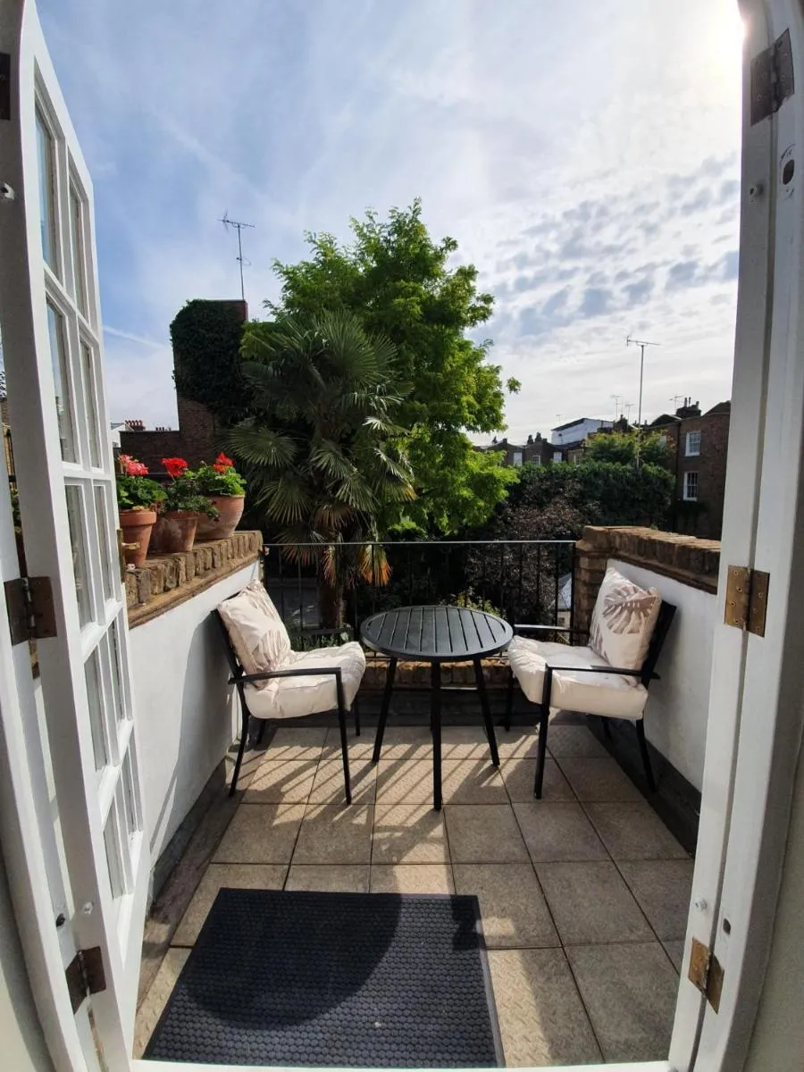 Image 4 of Lovely large 1 bed renovated flat w balcony & 600MB WiFi