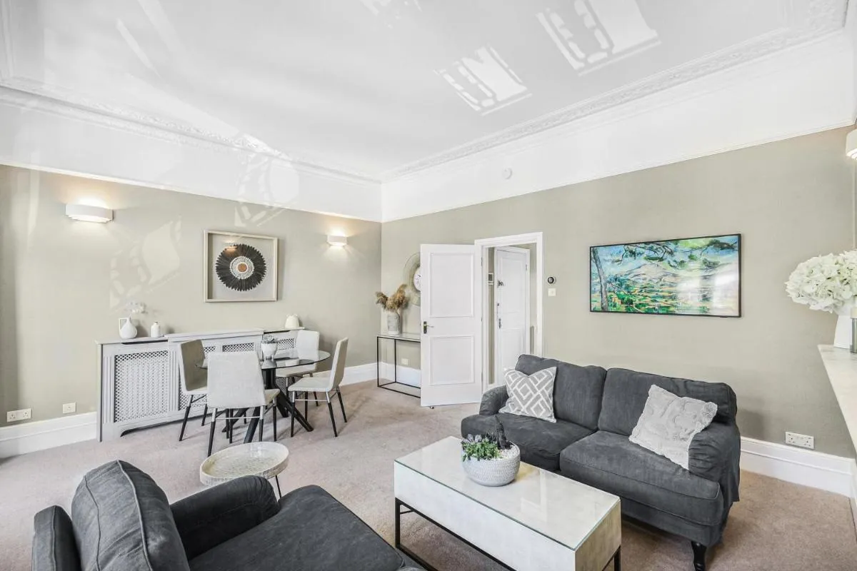 Image 3 of Lovely large 1 bed renovated flat w balcony & 600MB WiFi