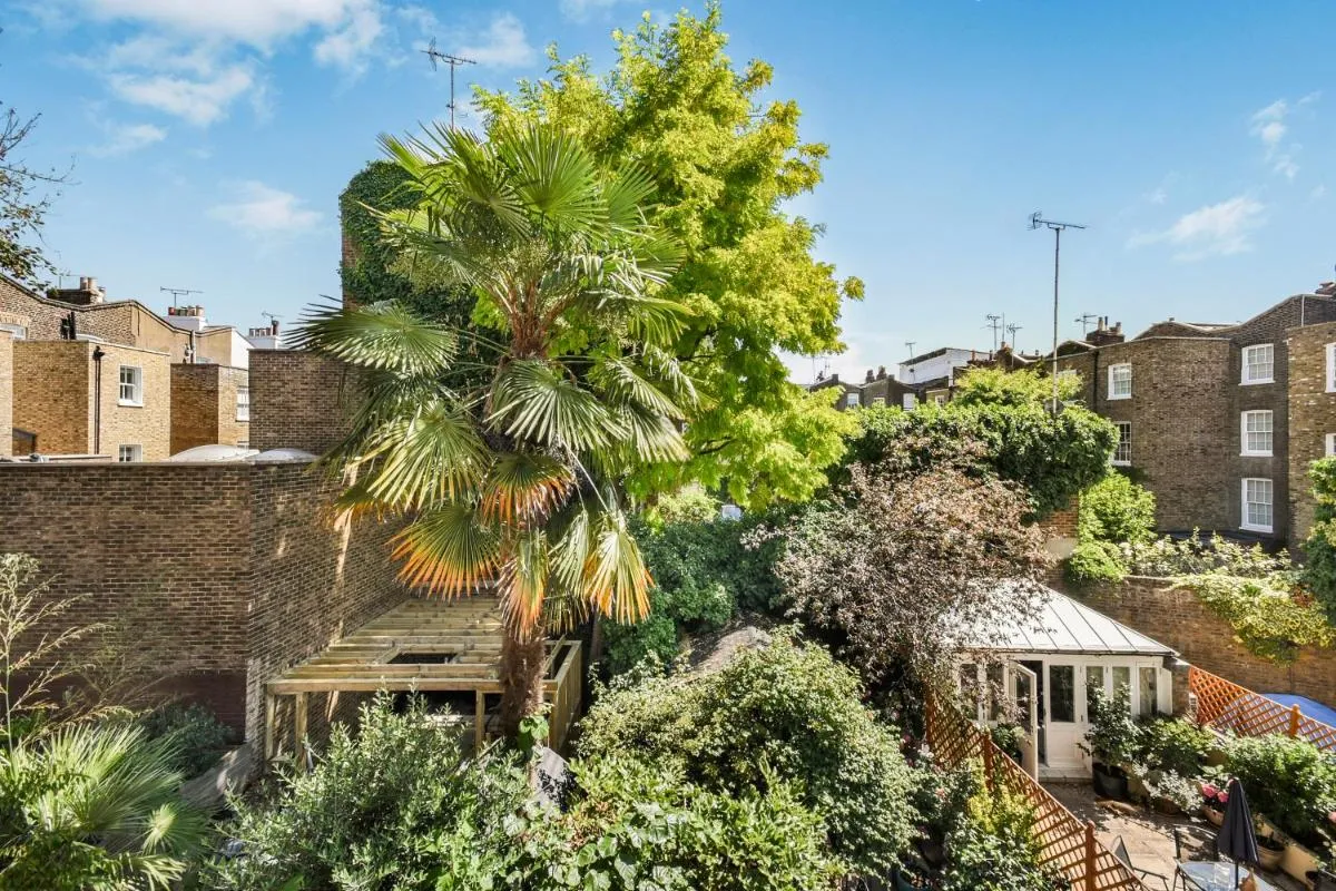 Image 5 of Lovely large 1 bed renovated flat w balcony & 600MB WiFi