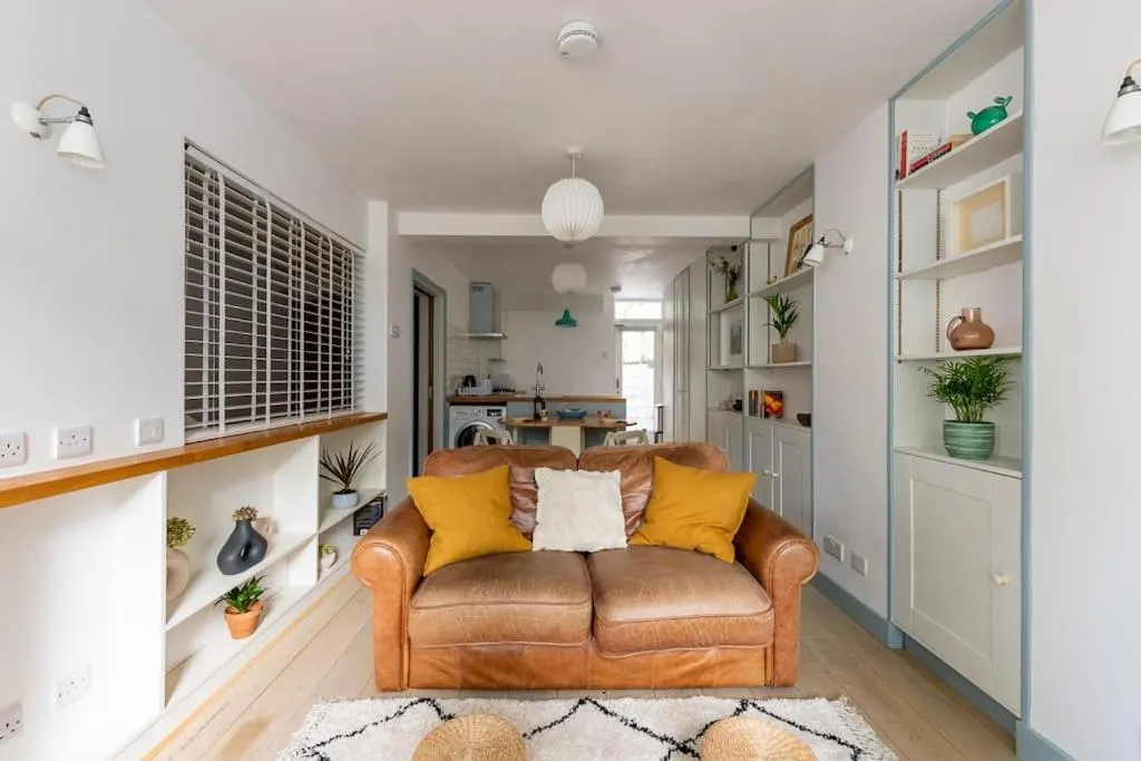 Image 4 of Lovely self-contained basement studio with kitchen