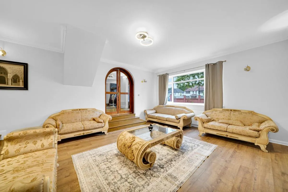Image 3 of Lux 5 Bed sleeps 11, 10 mins from Wembley Stadium, Jacuzzi and Steam Shower