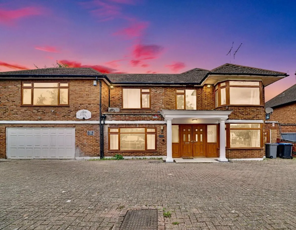 Image 2 of Lux 5 Bed sleeps 11, 10 mins from Wembley Stadium, Jacuzzi and Steam Shower