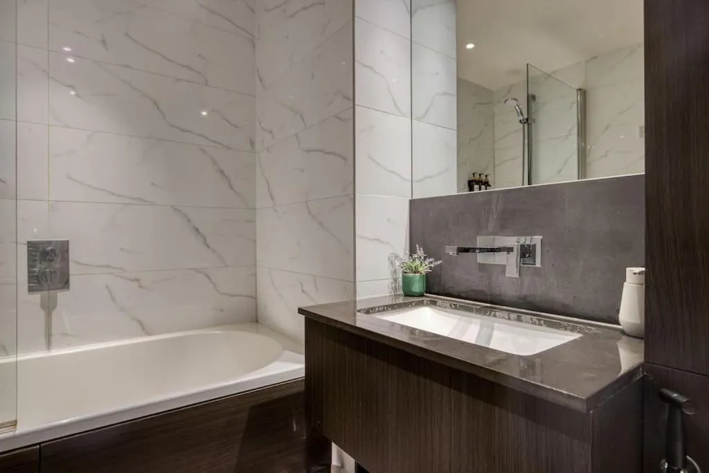 Image 3 of Luxe Riverside Manhattan Studio