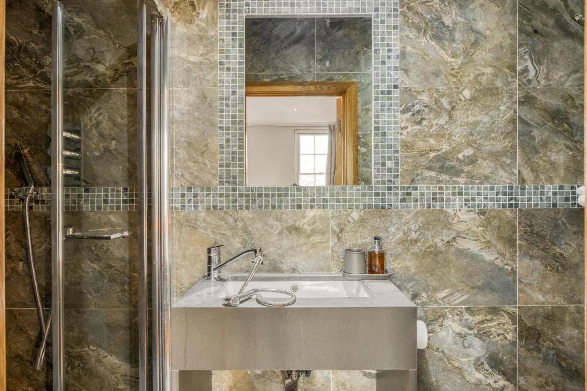 Image 3 of Luxe – Hyde Park – 2Bed 3Bath A/C + Lift