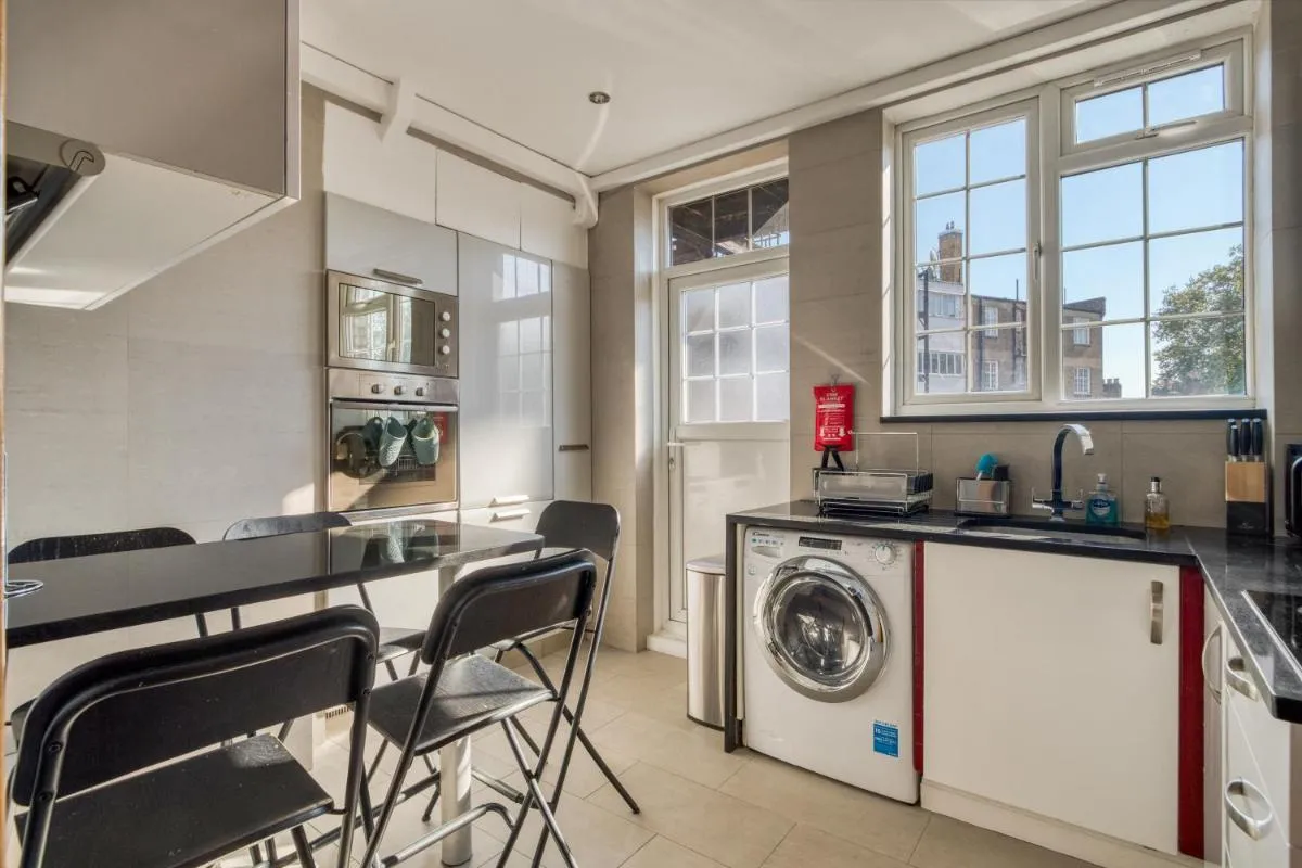 Image 4 of Luxe – Hyde Park – 2Bed 3Bath A/C + Lift