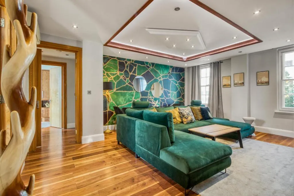 Image 1 of Luxe – Hyde Park – 2Bed 3Bath A/C + Lift