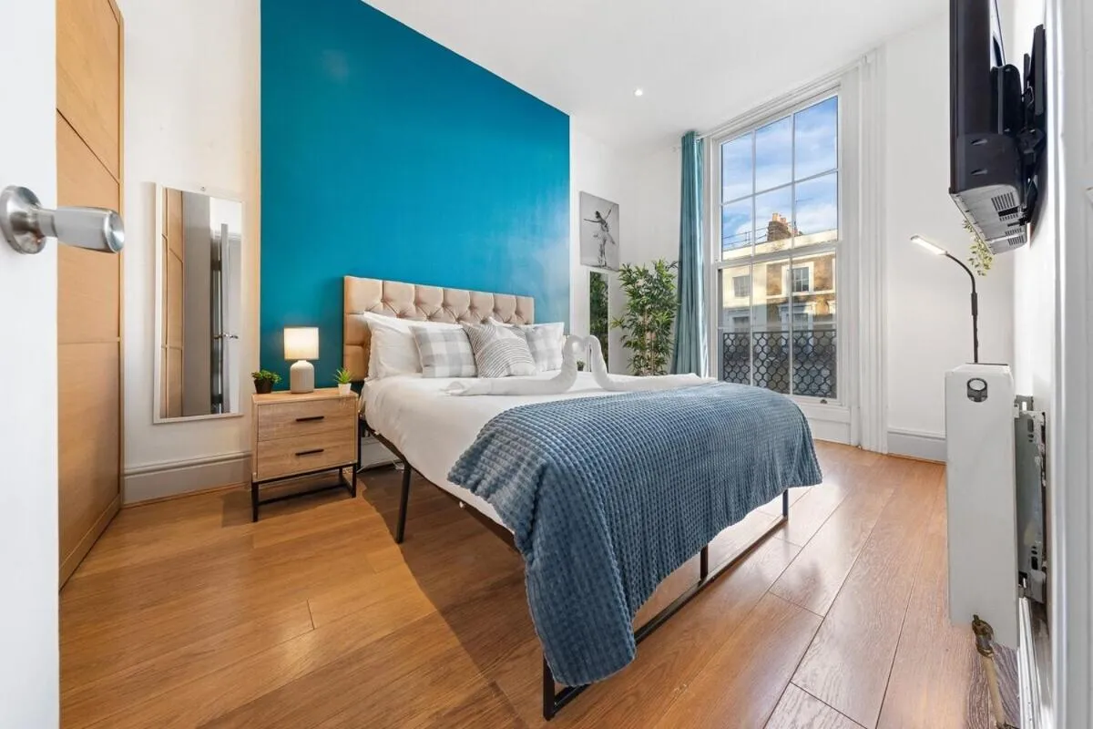 Image 2 of Luxurious 3 Bedroom Flat with Balcony in Kensington for 7 Next to Station Near Harrods