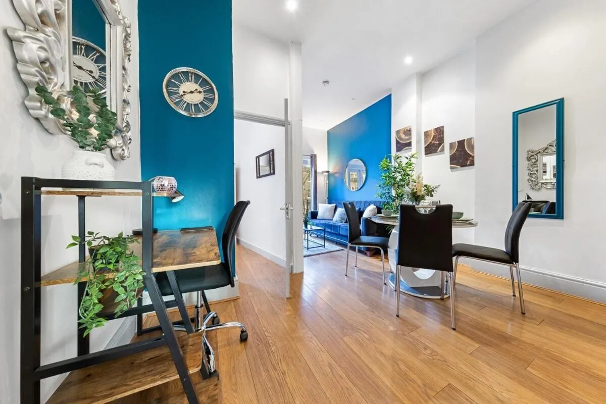 Image 3 of Luxurious 3 Bedroom Flat with Balcony in Kensington for 7 Next to Station Near Harrods