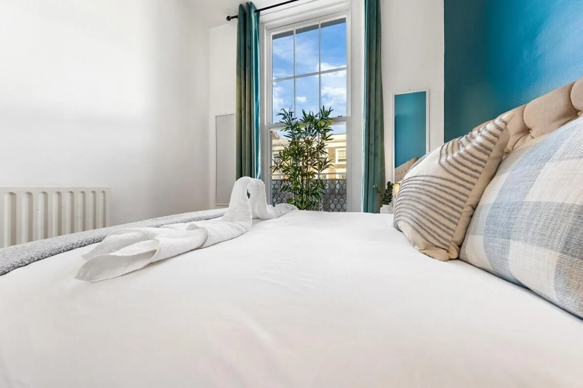 Image 4 of Luxurious 3 Bedroom Flat with Balcony in Kensington for 7 Next to Station Near Harrods