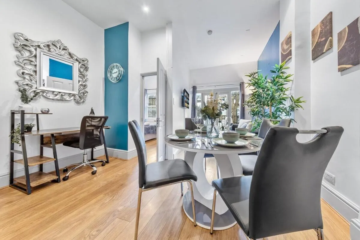 Image 5 of Luxurious 3 Bedroom Flat with Balcony in Kensington for 7 Next to Station Near Harrods