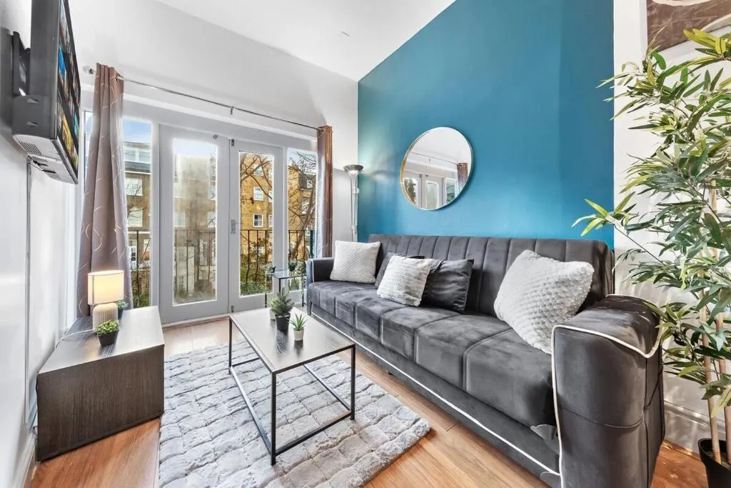 Luxurious 3 Bedroom Flat with Balcony in Kensington for 7 Next to Station Near Harrods