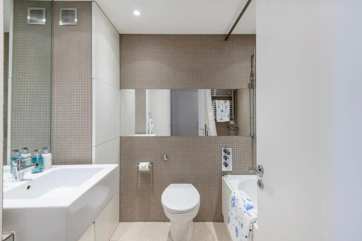 Image 3 of Luxurious 3 Double Bedroom Mayfair Apartment
