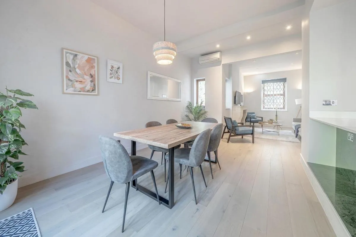 Image 3 of Luxurious 4 bedroom home in Kensington