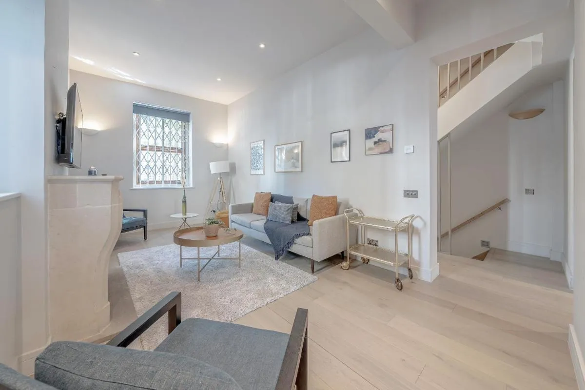 Image 5 of Luxurious 4 bedroom home in Kensington